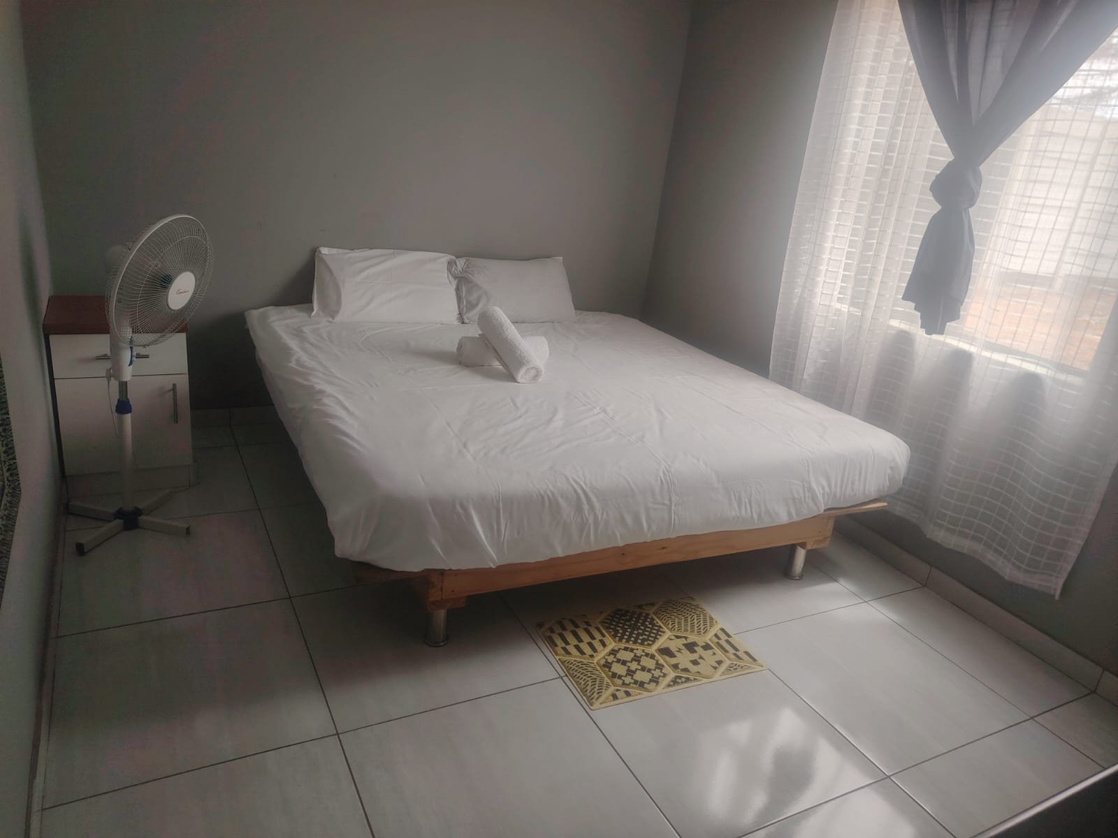 Apartment 4 bedroom with full-length mirror by the door