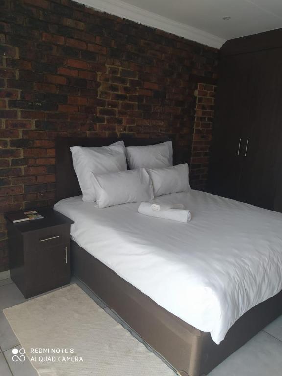 Double room with exposed brick wall at Zea85 B&B