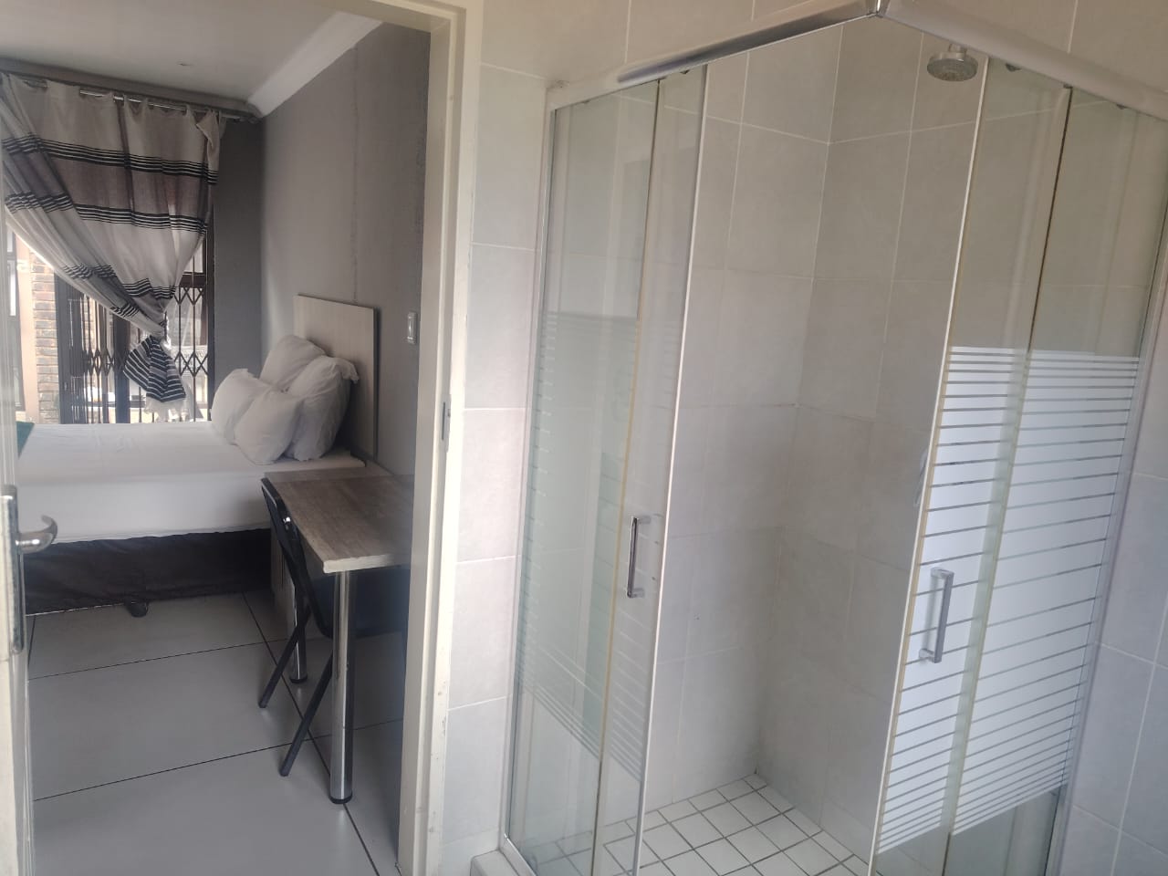 Shower-only room with desk and work chair at Zea85 B&B